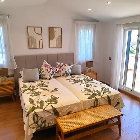 Evans Realty Av & Piscina & Bbq & Chill Out מיחאס